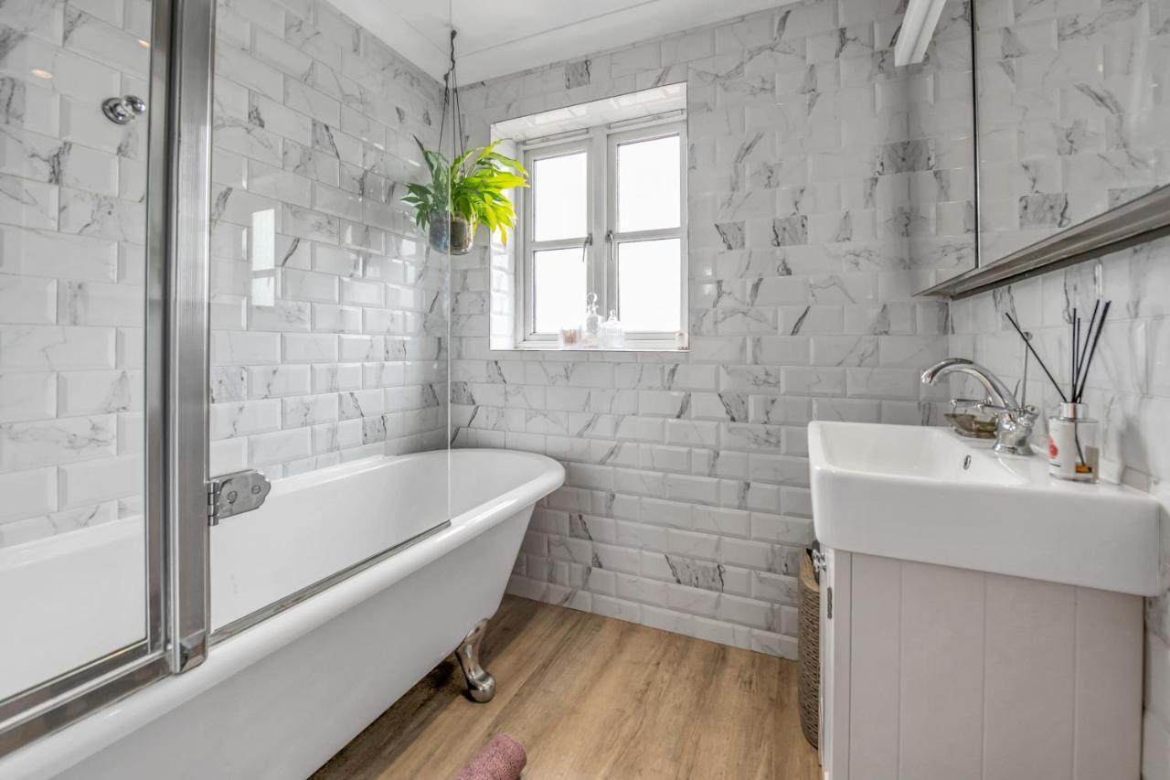 Stylish 3 Bedroom Townhouse For 5 Guests, Set In The Medieval Grid With Off Street Parking Bury St. Edmunds Bagian luar foto